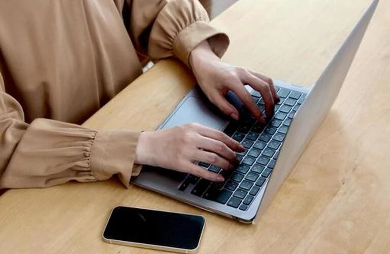 新社会人必見！オフィスで好印象なネイルマナーとおすすめデザイン│千種区のネイルなら《はあとねいる本山店》